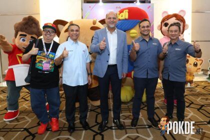 From left: Mr. Hairul Sofian (CEO Warnakala Studio), YB Tuan Syed Ibrahim Syed Noh (Chairman MDEC), YB Tuan Gobind Singh Deo (Minister of Digital), Yang Berusaha Mr. Anuar Fariz Fadzil (CEO MDEC), and Yang Berbahagia Datuk Ts. Fadzli Abdul Wahit (Head of Digital Transformation, MDEC) during the walkabout at the exhibition hall. Behind them are the animation masscott from Warnakala Studio.