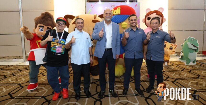 From left: Mr. Hairul Sofian (CEO Warnakala Studio), YB Tuan Syed Ibrahim Syed Noh (Chairman MDEC), YB Tuan Gobind Singh Deo (Minister of Digital), Yang Berusaha Mr. Anuar Fariz Fadzil (CEO MDEC), and Yang Berbahagia Datuk Ts. Fadzli Abdul Wahit (Head of Digital Transformation, MDEC) during the walkabout at the exhibition hall. Behind them are the animation masscott from Warnakala Studio.