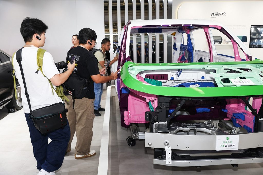 VOYAH DREAM 9 Premium MPV Debuts Globally, Local Launch Expected In Q1 '27 - 14