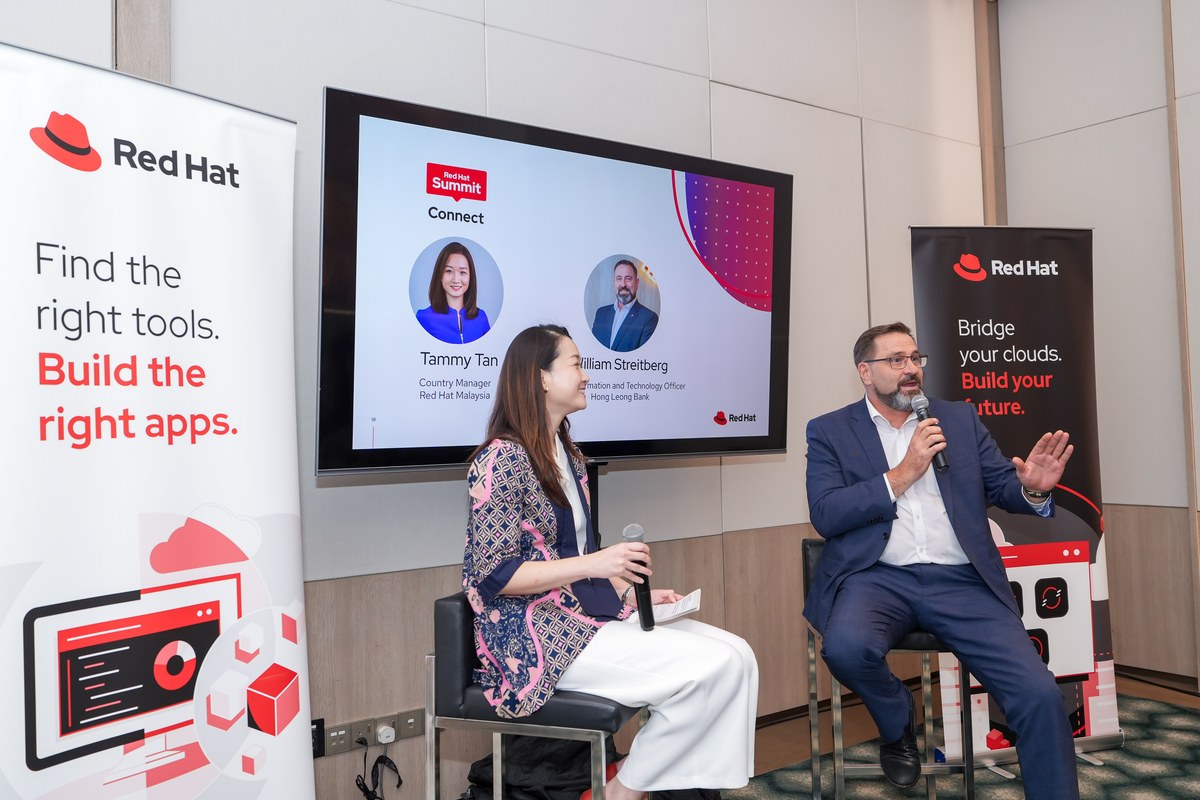 Hong Leong Bank Wins Red Hat APAC Innovation Award 2026 For Virtualization and Cloud-Native Development - 16 Tammy Tan and William Streitberg (2)