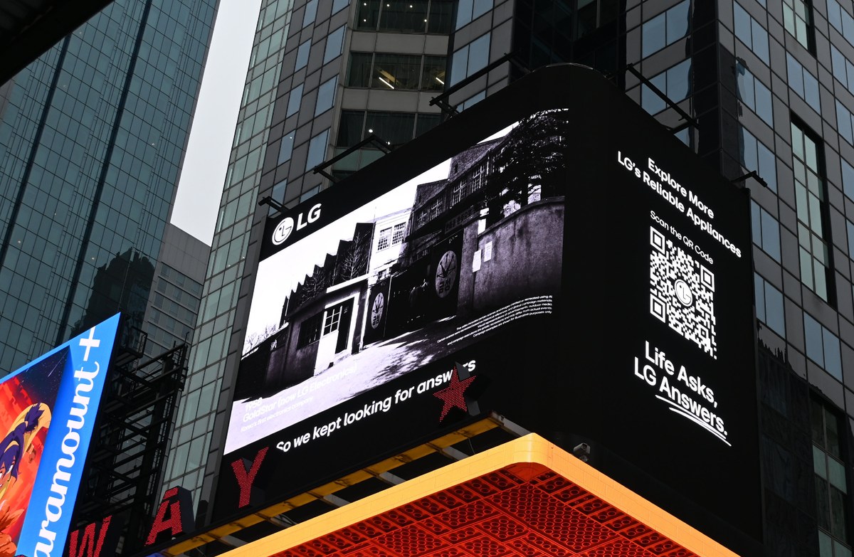 LG Electronics Launches "Life Asks, LG Answers" Global Heritage Campaign At Times Square - 16 LG Electronics Launches "Life Asks, LG Answers" Global Heritage Campaign At Times Square